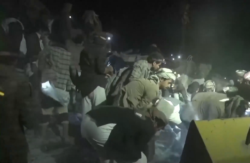 اليمنيون يبحثون عن جثث تحت الأنقاض في صعدة بعد الضربة الأمريكية