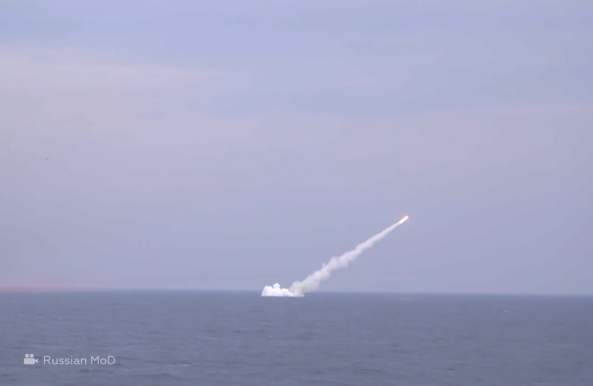 غواصة "أوفا" تضرب أهدافا بصواريخ "كاليبر" في بحر اليابان