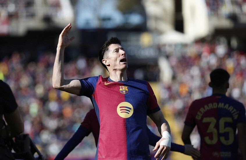 شاهد.. المتألق ليفاندوفسكي يسجل بطريقة "أكروباتية"