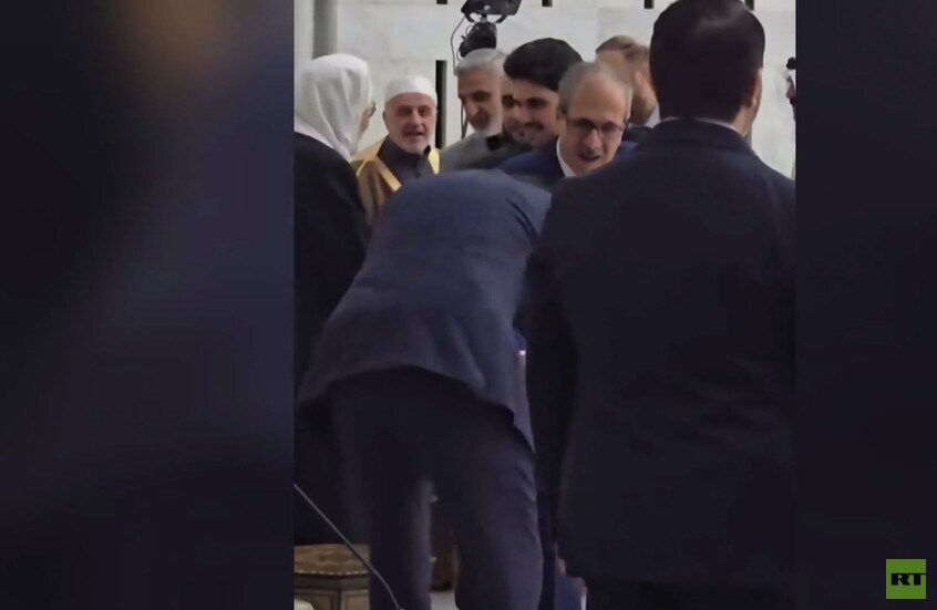 الشرع ينحني أمام والده ويقبل يده مهنئا إياه بقدوم عيد الفطر