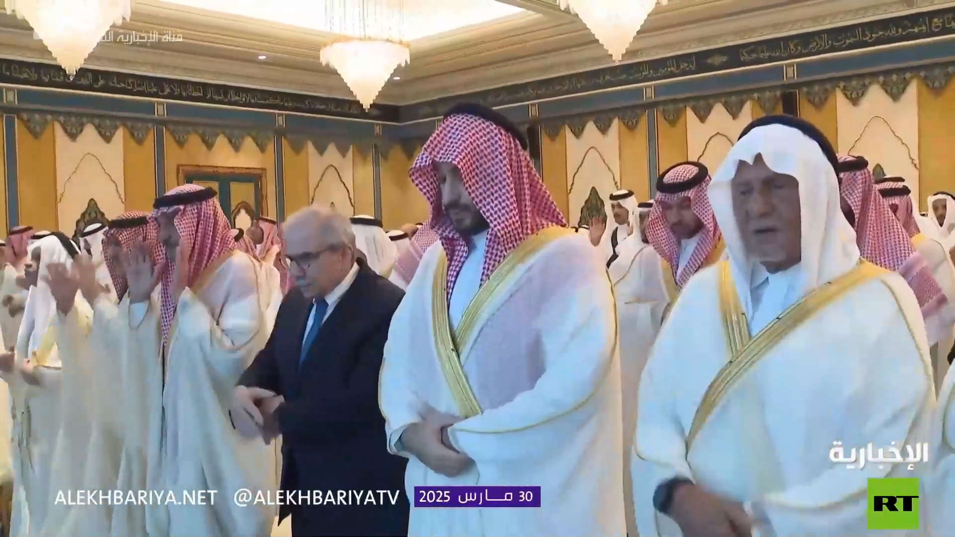 ولي العهد السعودي يؤدي صلاة عيد الفطر مع رئيس مجلس الوزراء اللبناني