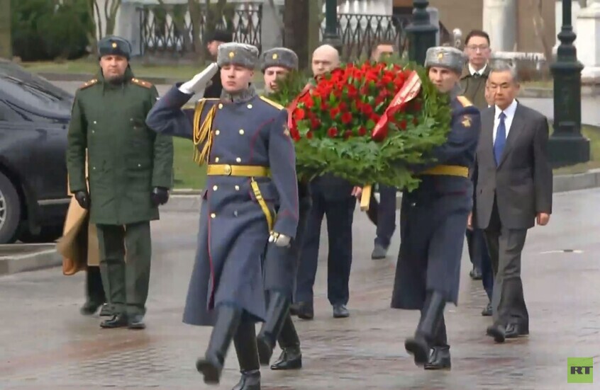 وزير الخارجية الصيني يضع الورود على قبر الجندي المجهول في موسكو