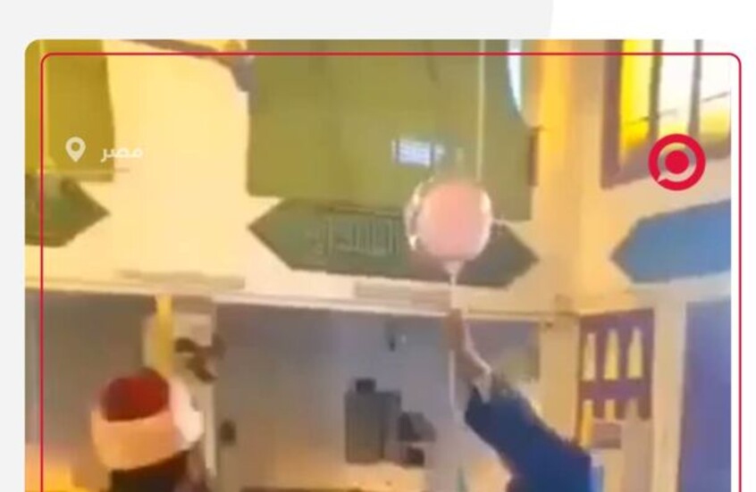 شخصان يلعبان بـ