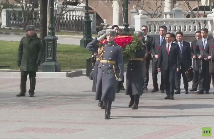 وزير الخارجية الفيتنامي يضع الورود على قبر الجندي المجهول في موسكو