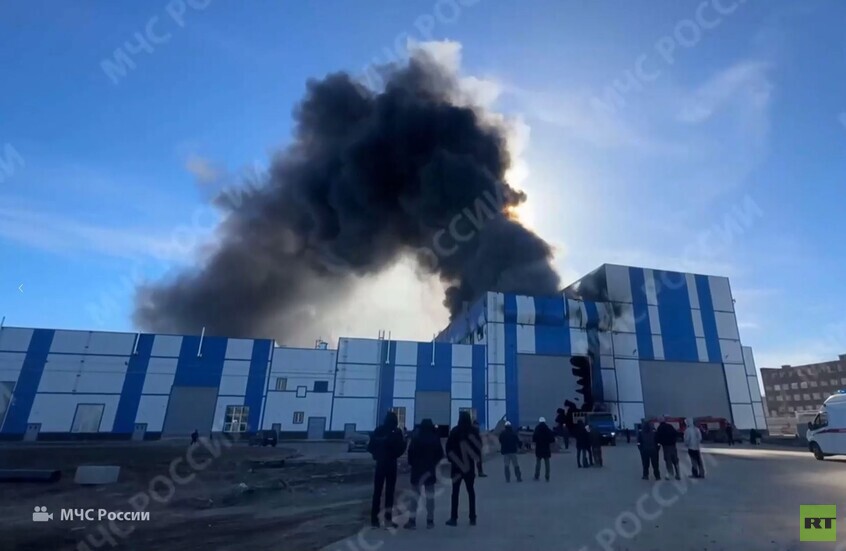 روسيا.. حريق ضخم في مصنع بناء السفن في بتروزافودسك