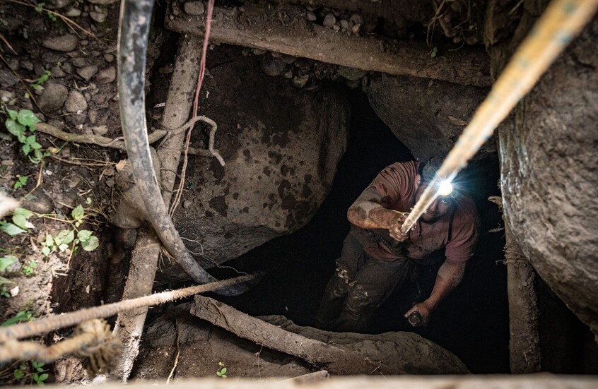 قتلى باشتباكات بالديناميت بين متنافسين على مناجم الذهب في بوليفيا (فيديو)