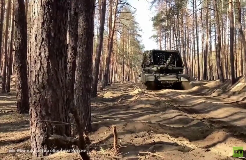 دبابة T-90M الروسية تدمر موقعا أوكرانيا