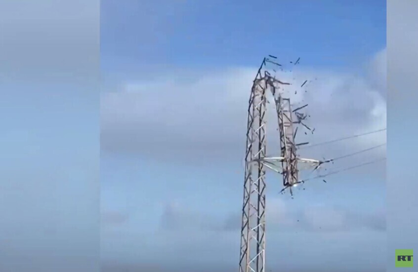 إسبانيا.. سقوط برج كهرباء بسبب الرياح العاتية
