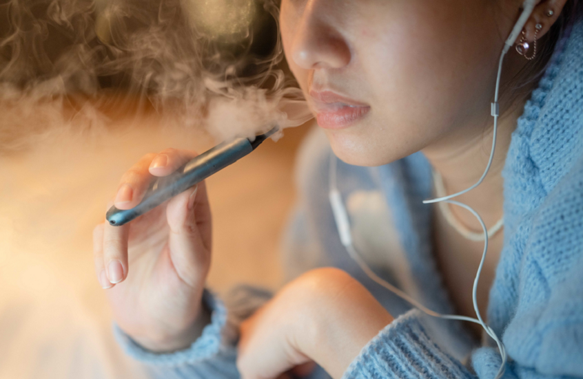الإدمان على السجائر الإلكترونية يتسارع بعد الثانوية.. فما السبب؟