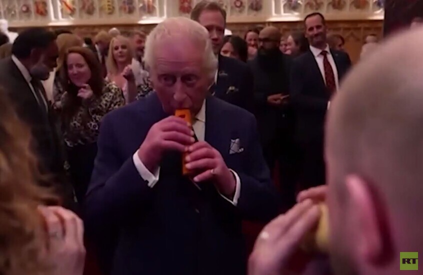 ملك بريطانيا يعزف على الجزر بمرافقة البطاطس