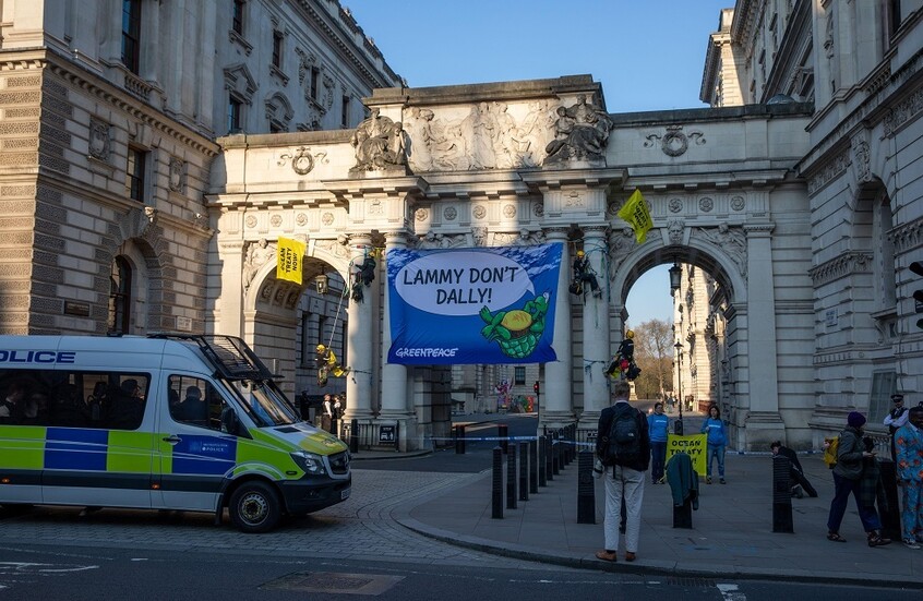 الشرطة البريطانية توجه خمسة اتهامات جنسية لفنان كوميدي شهير