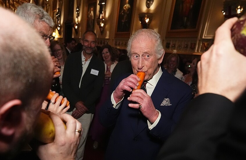 تشارلز الثالث يعزف تهويدة على مزمار من جزرة برفقة جوقة البطاطس (فيديو)