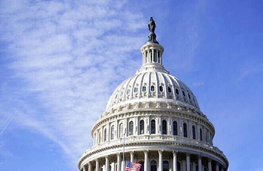 الادعاء العام الأمريكي يطالب بسجن النائب "الكذاب" سانتوس سبع سنوات