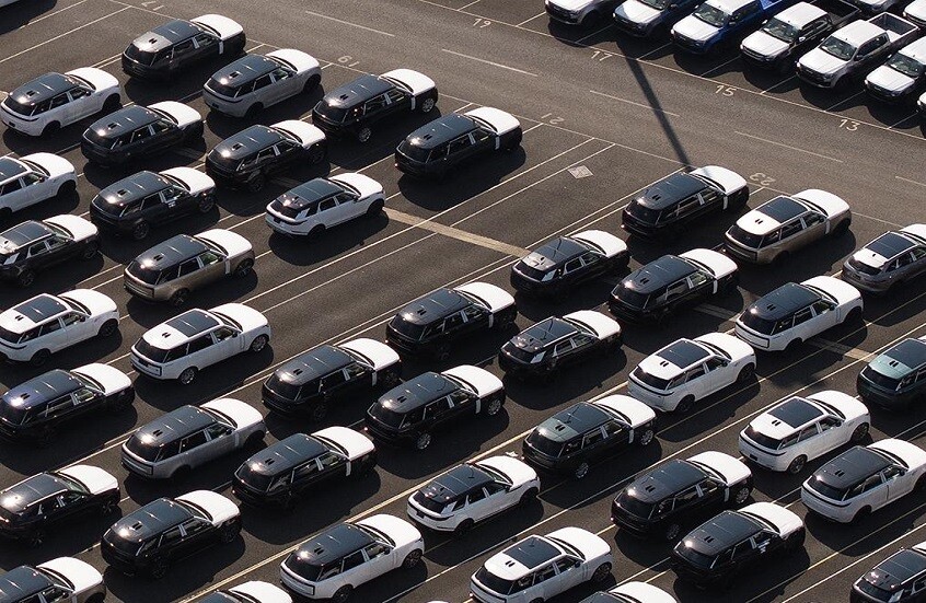 شركة "جاكوار" البريطانية توقف شحناتها إلى الولايات المتحدة بسبب الرسوم الجمركية