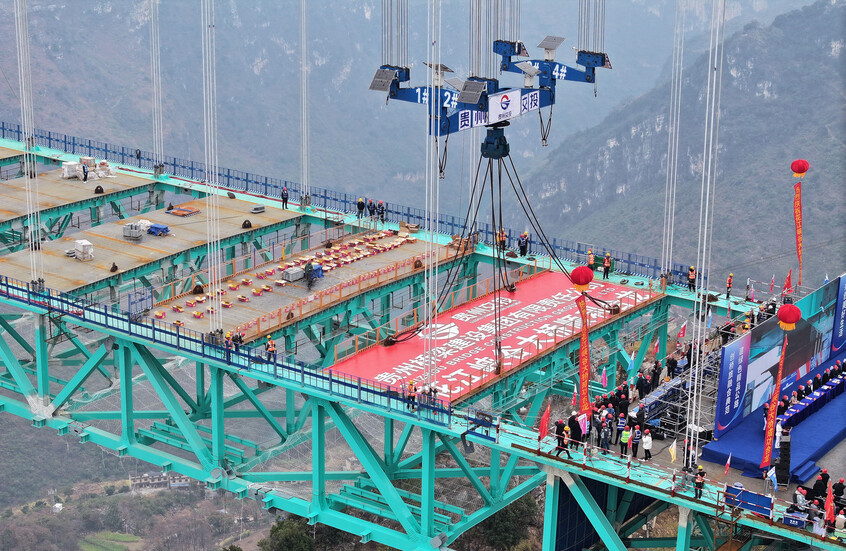 أحد أطول الجسور المعلقة في العالم.. الصين تنتهي من بناء جسر "وادي هواجيانغ" (فيديو)