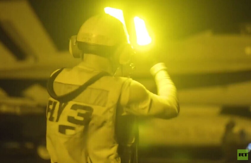 شاهد لحظة إقلاع مقاتلات أمريكية لقصف مواقع للحوثيين في اليمن