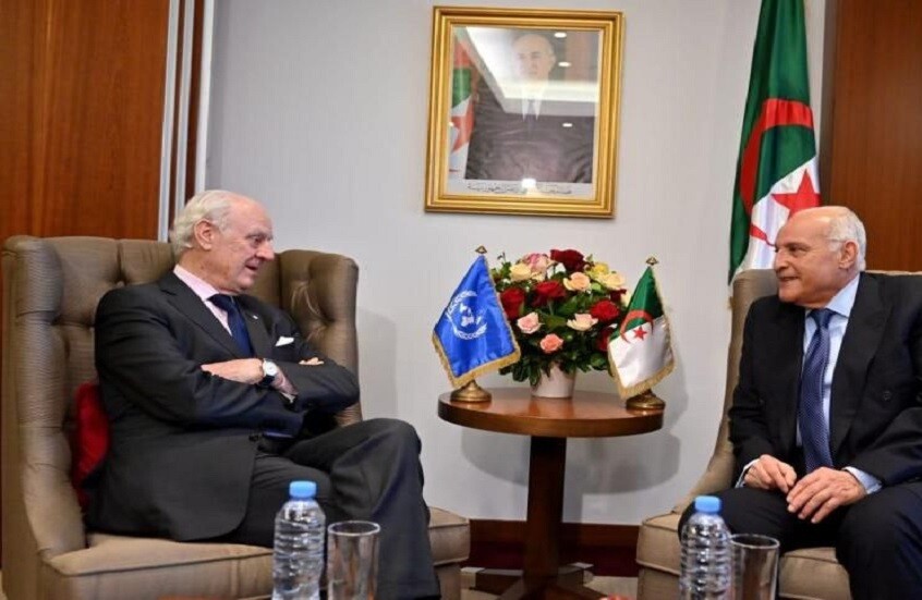 وزير الخارجية الجزائري يستقبل دي ميستورا ويجدد دعم الجزائر لجهود الأمم المتحدة