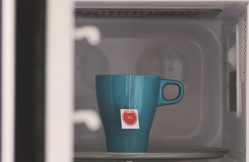 جدل علمي حول تسخين الشاي في الميكروويف