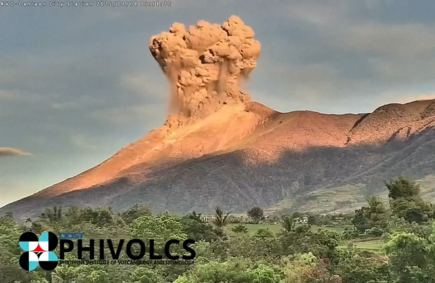 شاهد.. أحد أكثر براكين الفلبين نشاطا يطلق عمودا هائلا من الرماد