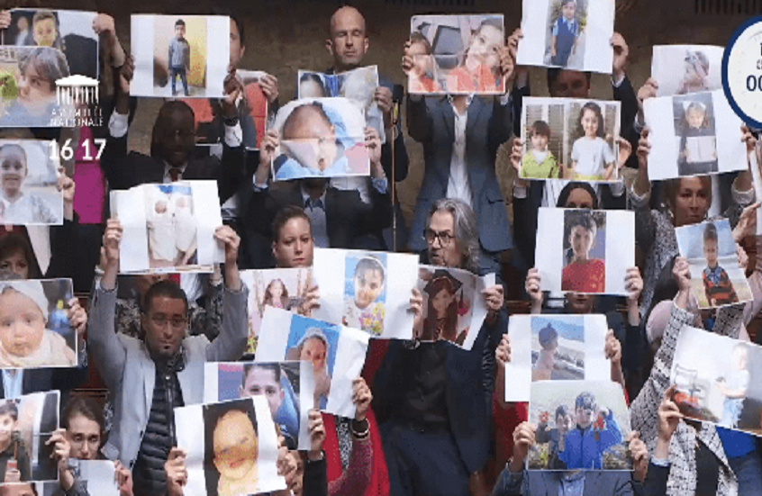 نواب يساريون يحملون داخل البرلمان الفرنسي صور أطفال قتلوا بغارات إسرائيلية على غزة (فيديو)