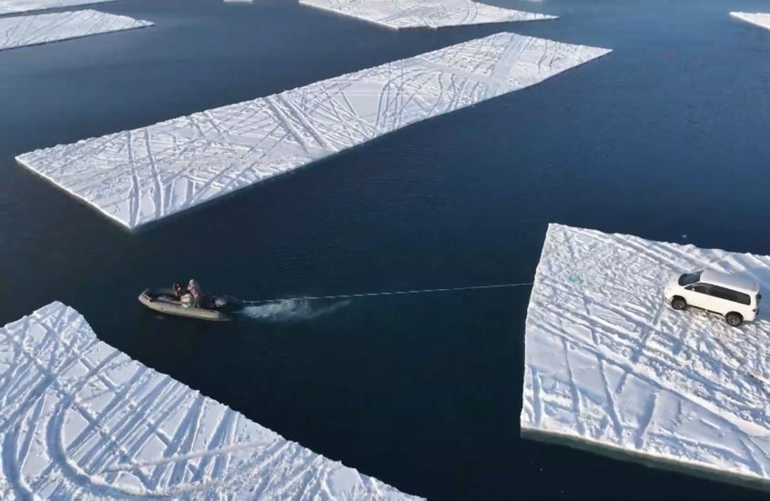 لقطات مذهلة لإنقاذ الصيادين العالقين في كتل الجليد المتحطمة بأقصى شرق روسيا