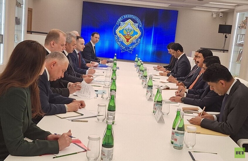 قبل أيام من مفاوضات طهران وواشنطن النووية في عمان.. شويغو يجتمع مع مسؤول عماني رفيع (صور)