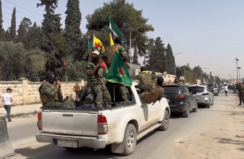 سوريا.. مشاهد لانسحاب 500 مقاتل من "قسد" من حلب باتجاه شرق الفرات