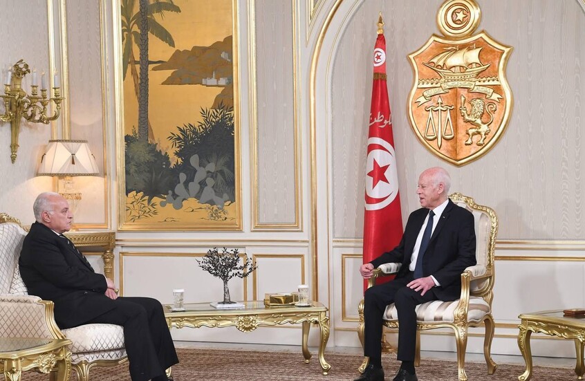 خلال استقباله وزير خارجية الجزائر.. الرئيس التونسي يؤكد على ضرورة توحيد الرؤى والمواقف بين البلدين