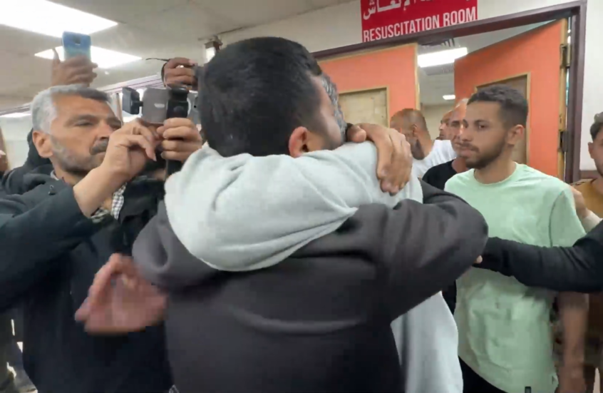 الأسرى الفلسطينيون المفرج عنهم يصلون إلى مستشفى شهداء الأقصى بدير البلح