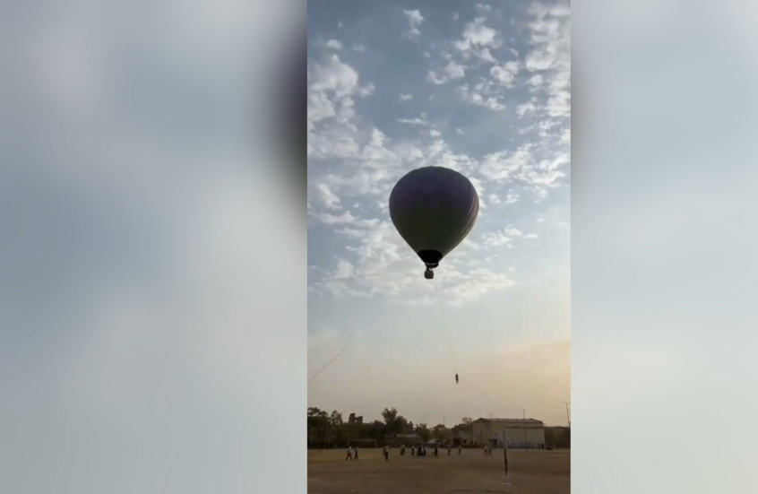 مصرع رجل علق في حبل منطاد هوائي بالهند