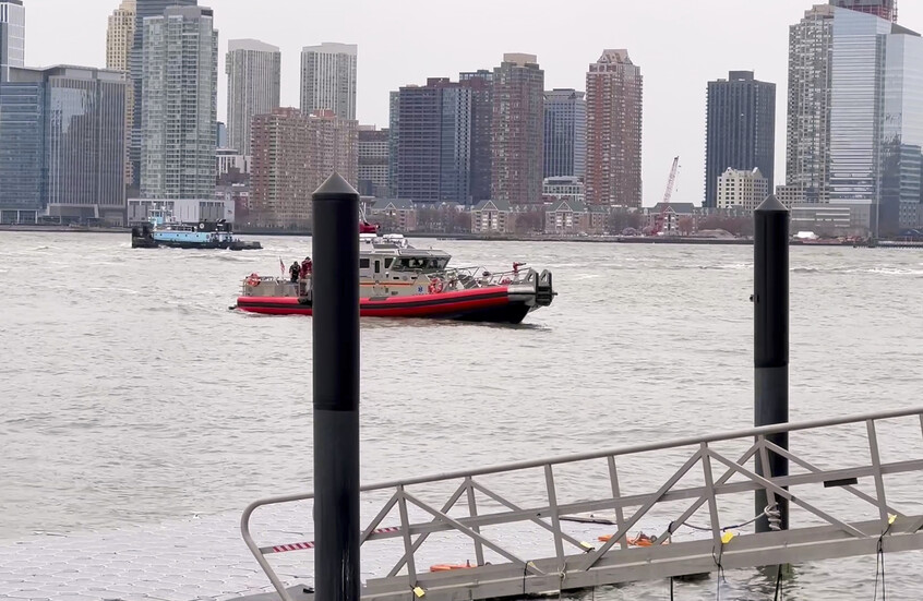 مصادر أمريكية: مقتل عدة أشخاص في تحطم مروحية بنهر هدسون في مدينة نيويورك (فيديوهات + صور)