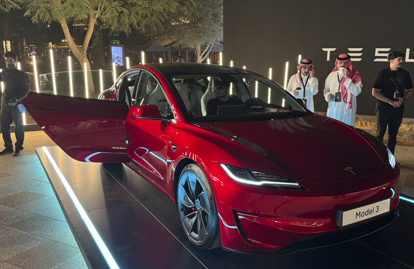شركة "تسلا" تفتتح رسميا أول صالة عرض ومركز خدمة في السعودية (فيديوهات + صور)