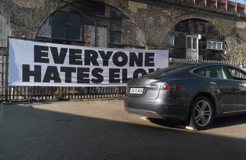 بسبب الكراهية لإيلون ماسك.. تدمير سيارة تسلا في لندن