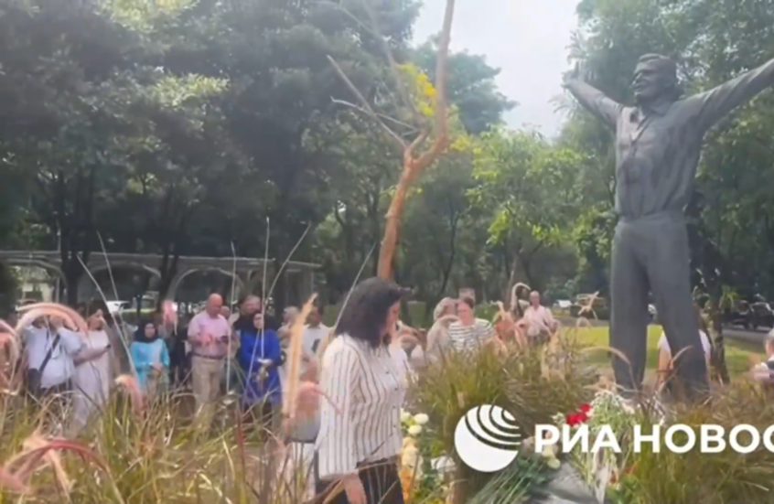 دبلوماسيون روس يضعون الزهور على النصب التذكاري ليوري غاغارين في إندونيسيا بمناسبة يوم الفضاء