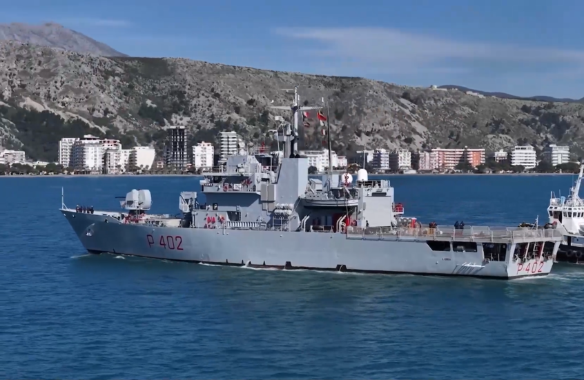 بسفينة حربية.. إيطاليا ترحل مهاجرين إلى مراكز احتجاز في ألبانيا