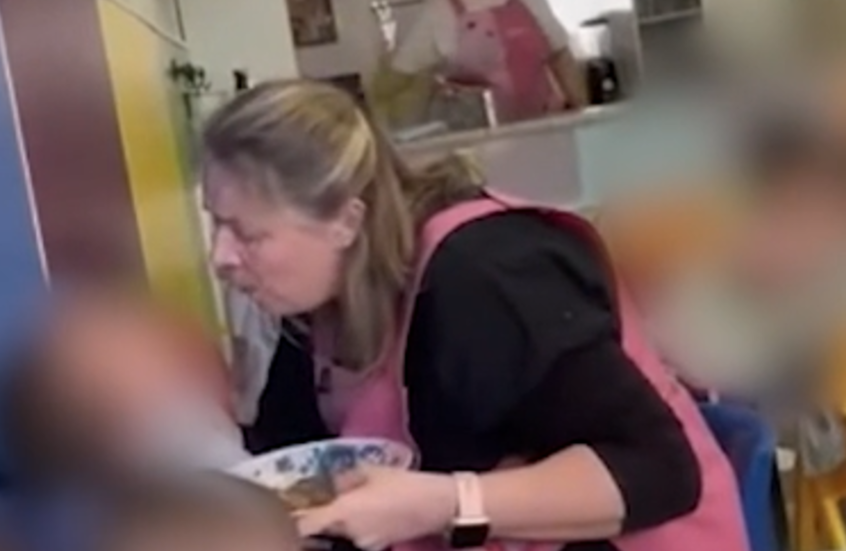 لقطات صادمة لعاملة حضانة تعنّف طفلا بطريقة وحشية والسلطات الإسبانية تتحرك (فيديو)