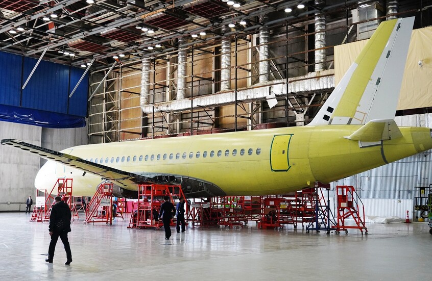 أول طائرة "SJ-100" مصنوعة في إطار برنامج الإحلال محل الواردات تحلق على ارتفاعها الأقصى