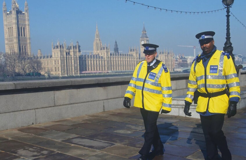 بريطانيا.. وزير السكك الحديدية قد يواجه غرامة لاستخدامه الهاتف أثناء القيادة