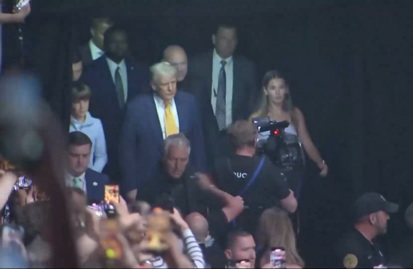 ترامب يحظى بتصفيق حار ويرقص في بطولة UFC 314 في ميامي