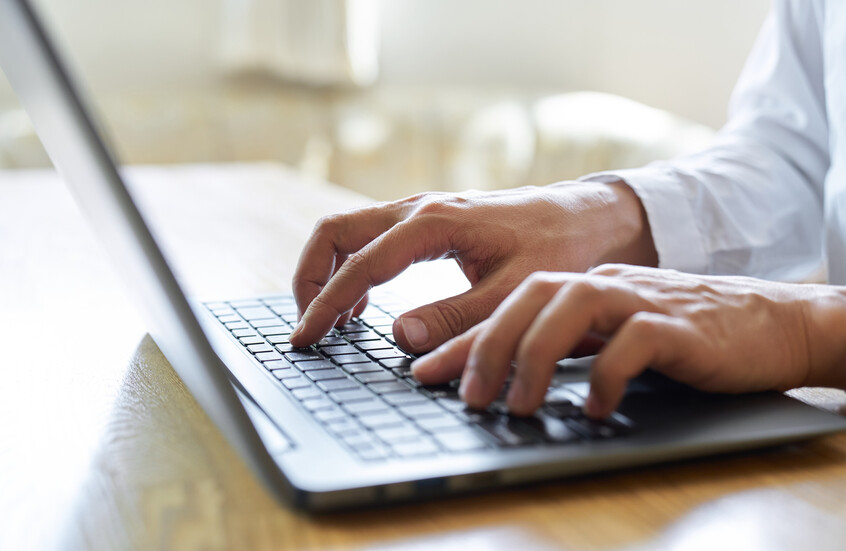 فنان مصري شهير يقع ضحية الذكاء الاصطناعي ويحذر جمهوره (صورة)