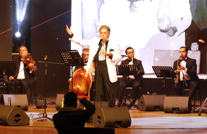 بعد سنوات من الغياب.. عميد الأغنية المغربية يعود للمسرح (صور + فيديو)