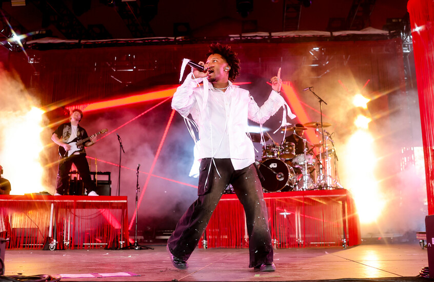 مغن أمريكي شهير يتعرض لموقف محرج خلال أول أداء له في مهرجان كوتشيلا  (فيديوهات)