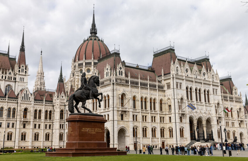 البرلمان الهنغاري يقر تعديلا دستوريا يعترف بجنسين فقط