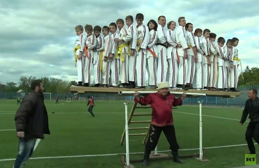 حمل حصانا وفارسها على كتفيه.. بطل روسي يسجل أرقاما قياسية في تحدي القوة