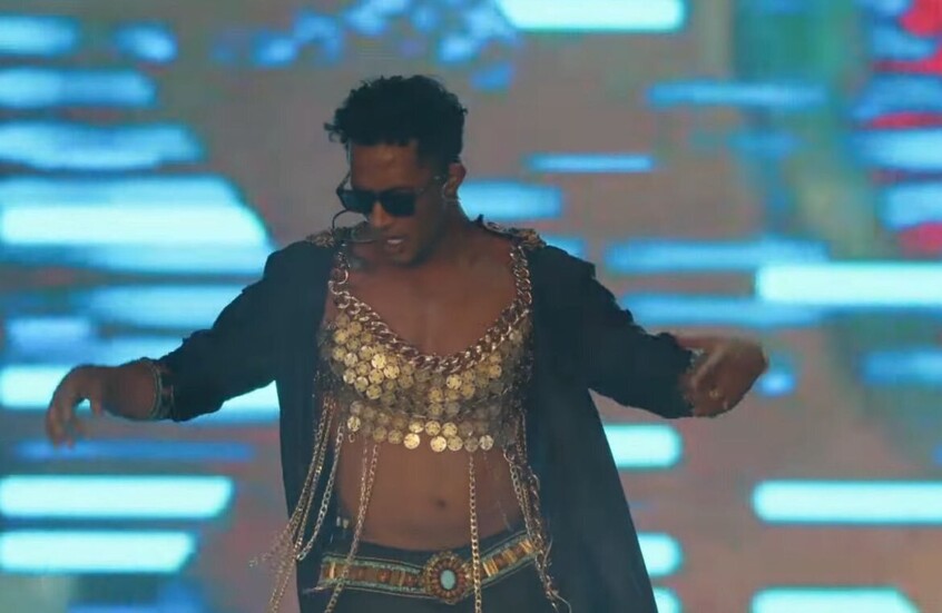 مصممة زي محمد رمضان المثير للجدل في مهرجان "كوتشيلا" ترد على المنتقدين (فيديوهات)