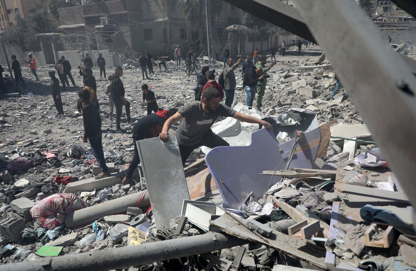 مراسلنا: مقتل 10 فلسطينيين وإصابة 13 بقصف إسرائيلي استهدف منزلا في غزة