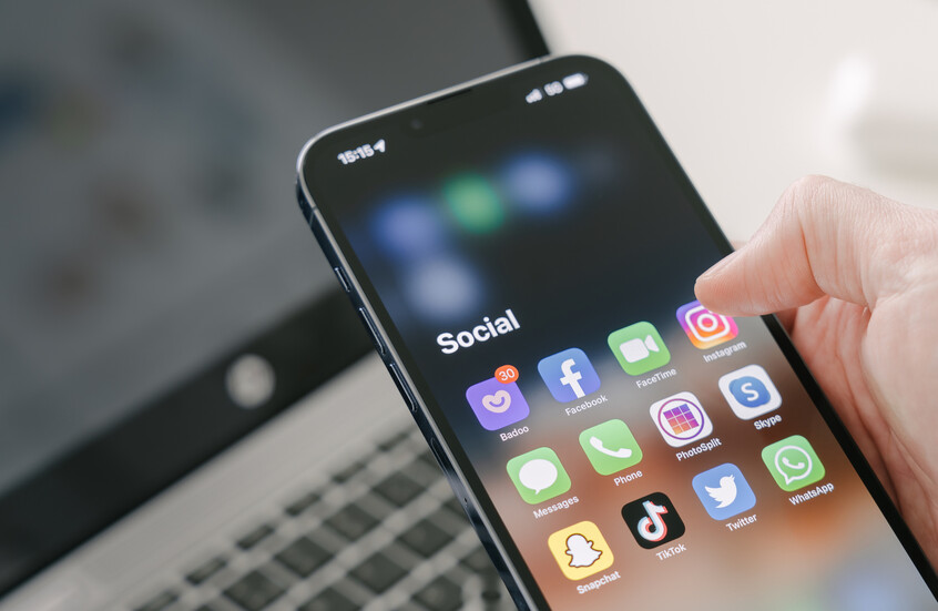 لمواجهة ضغوط الاحتكار.. زوكربيرغ يبحث فصل 