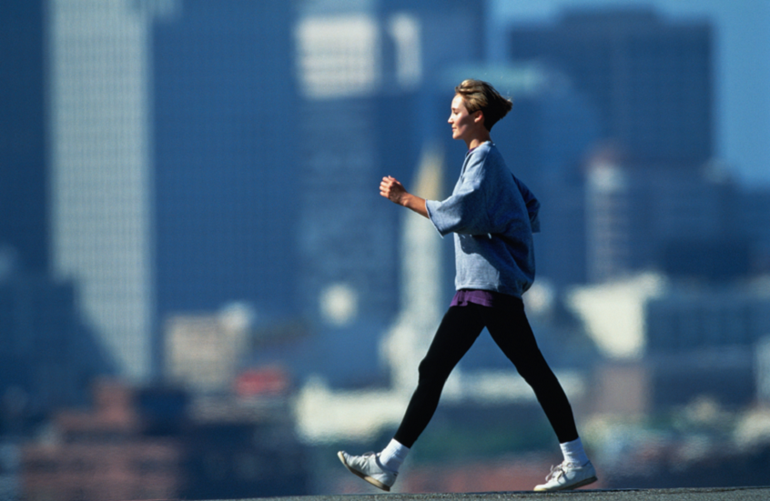 بعيدا عن عدد الخطوات.. كيف يمكن لمشيتك أن تحميك من الموت المفاجئ؟