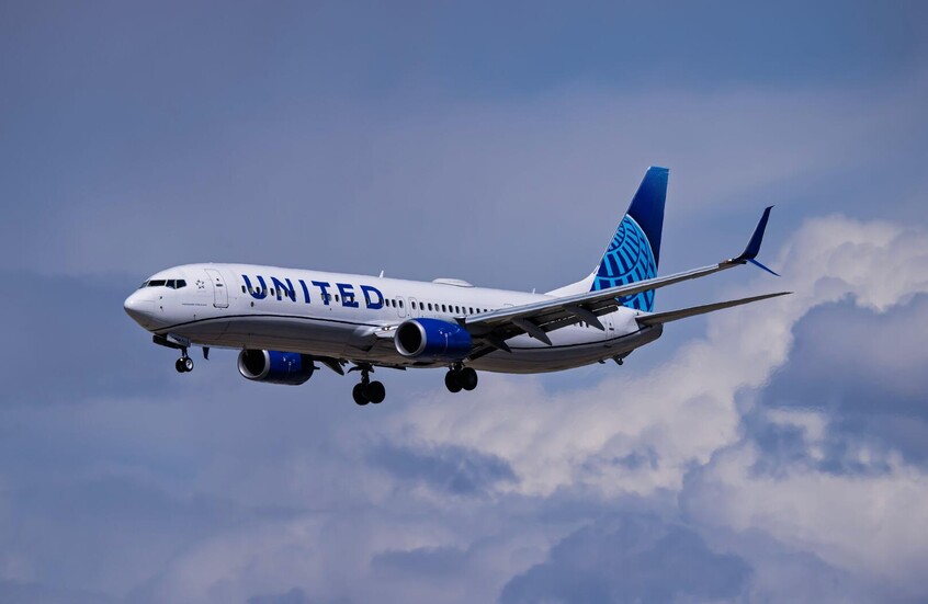 هبوط اضطراري لطائرة ركاب أمريكية بعد اشتعال النيران في محركها