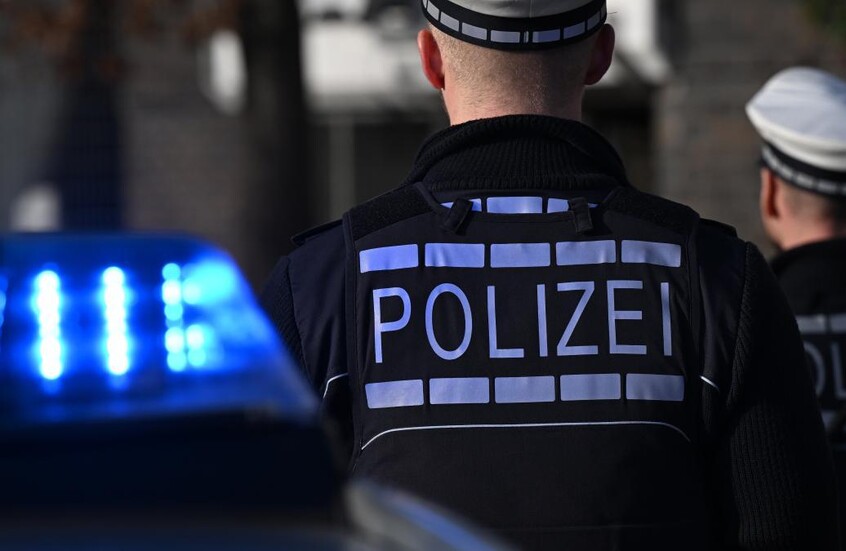 الشرطة الألمانية تقتل رجلا هاجم سيارة بفأس